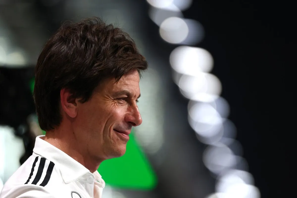 Bagaimana Toto Wolff Menghadapi Kebisingan Setelah George Russell Mengungkapkan Pembicaraan Max Verstappen dengan Mercedes